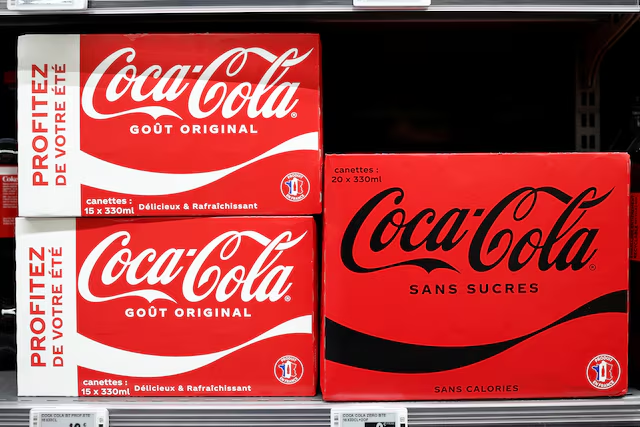 Coca-Cola supera a los refrescos sin calorías y aumenta sus precios; lanzará una bebida a base de azúcar de caña